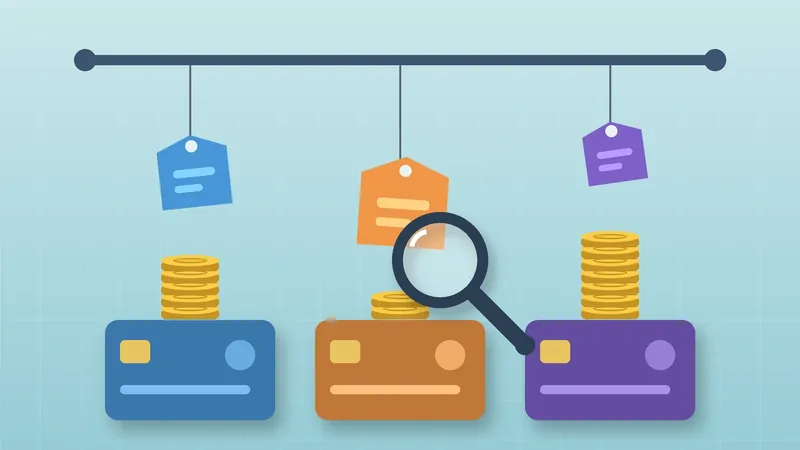 Ilustração da comparação de tarifas bancárias: etiquetas de preço sobre três cartões com pilhas de moedas e uma lupa