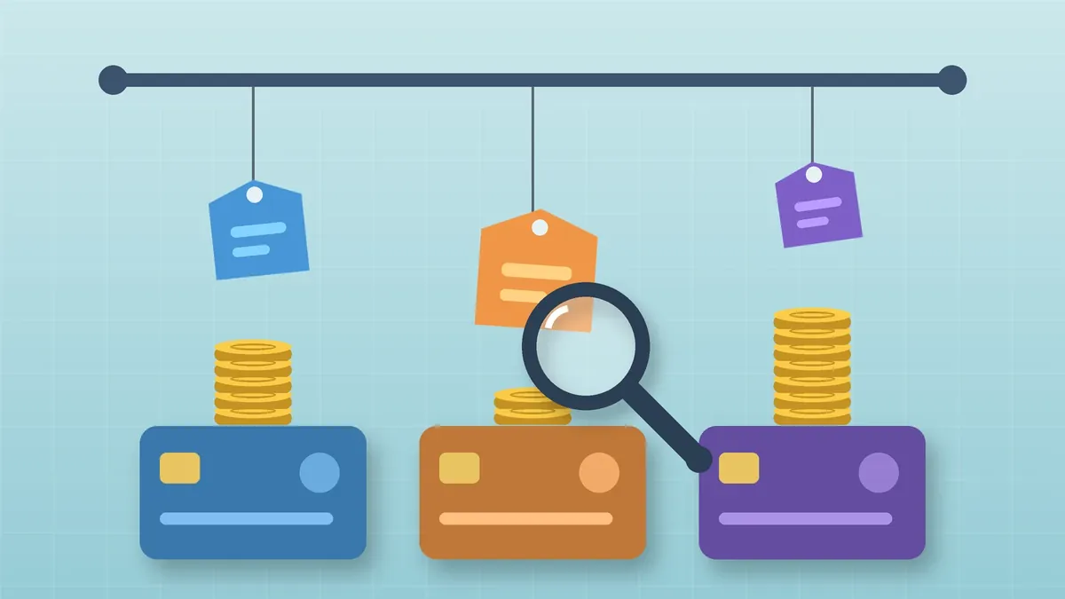Ilustração da comparação de tarifas bancárias: etiquetas de preço sobre três cartões com pilhas de moedas e uma lupa